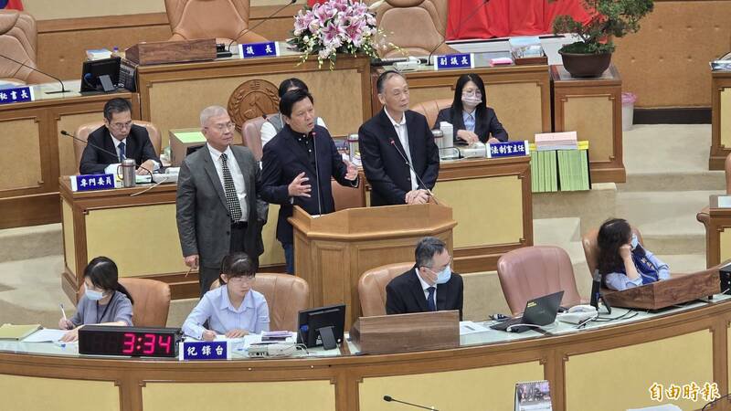 新北市议员黄淑君调查新北市特定公司的警用警报器设备问题,并表示今(15)日收到该公司律师函。(记者黄子旸摄) 新北市议员黄淑君调查新北市特定公司的警用警报器设备问题,并表示今(15)日收到该公司律师函。(记者黄子旸摄)
