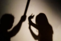「打到你没牙齿！」老母亲不吃饭女儿咆哮挥棍 违保护令判缓刑
