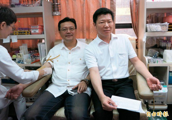 县警局今天举办捐血活动,副局长林沐弘(左)、督察长贾立民(右)挽袖捐出热血。(记者汤世名摄) 县警局今天举办捐血活动,副局长林沐弘(左)、督察长贾立民(右)挽袖捐出热血。(记者汤世名摄)