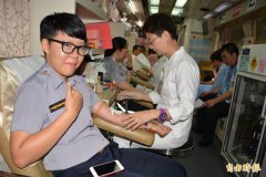 波丽士挽袖捐热血 捐血量比去年暴增1倍多