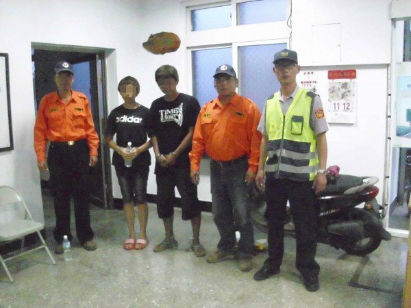 富冈警与富源巡守队联手,缉逮专偷马达和电缆线的鸳鸯盗。(记者陈贤义翻摄) 富冈警与富源巡守队联手,缉逮专偷马达和电缆线的鸳鸯盗。(记者陈贤义翻摄)