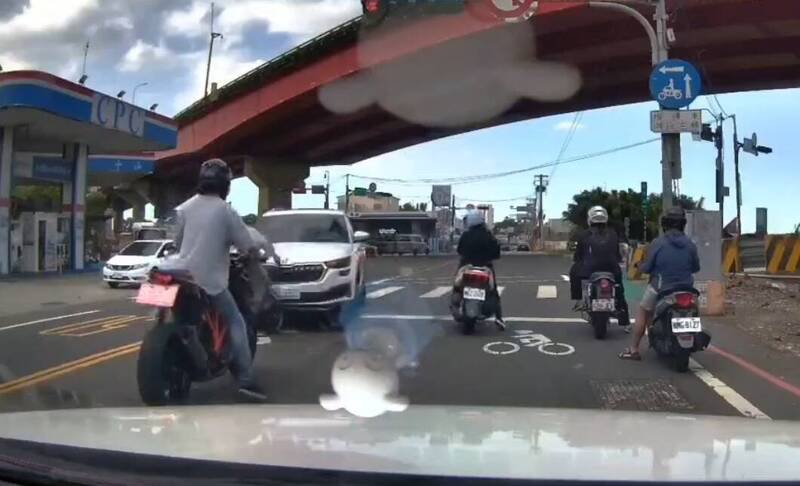 曾姓男子驾车偏移车道而冲入对向车道撞击停等红灯机车。(警方提供) 曾姓男子驾车偏移车道而冲入对向车道撞击停等红灯机车。(警方提供)