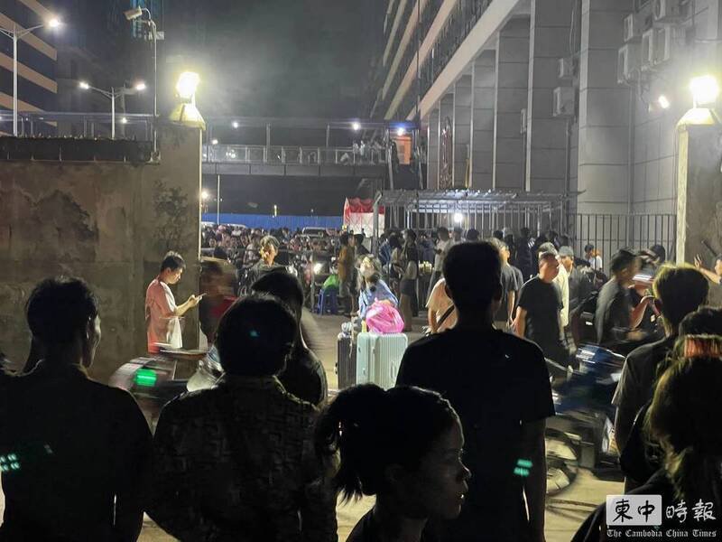 15日晚间11时,中国城内园区多家公司同步宣布解散,公司要求员工立即离开,员工接获通知后也马上离开大楼,并在公司附近的空地上聚集。(图撷取自柬中日报) 15日晚间11时,中国城内园区多家公司同步宣布解散,公司要求员工立即离开,员工接获通知后也马上离开大楼,并在公司附近的空地上聚集。(图撷取自柬中日报)