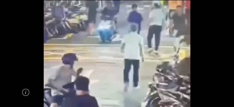 赖男(中间白衣黑裤者)持菜刀追逐前方落荒而逃的庄男(右上角白衣黑裤者)。(记者邱俊福翻摄) 赖男(中间白衣黑裤者)持菜刀追逐前方落荒而逃的庄男(右上角白衣黑裤者)。(记者邱俊福翻摄)