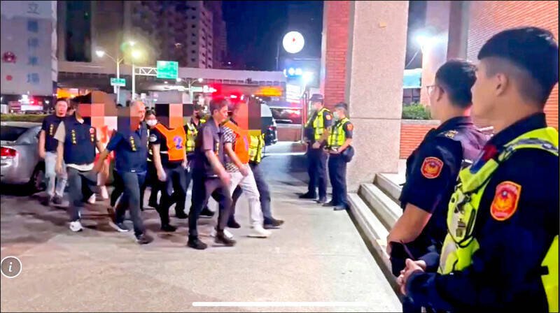 翁姓父子等人曾在2023年间新北市警局三重派出所,引起社会关注,警方事后将众人逮捕。(资料照) 翁姓父子等人曾在2023年间新北市警局三重派出所,引起社会关注,警方事后将众人逮捕。(资料照)