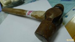 同居情侣吵架  女方亲友到场排解竟反遭锁阳台