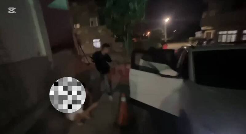 新竹市警方破获横行中部县市娃娃机与自助洗衣店兑币机的窃盗集团,林姓主嫌会伙同其他人蒙面戴手套再持油压剪破坏兑币机,已知涉及近40件窃案,得手金额近百万元。(记者洪美秀翻摄) 新竹市警方破获横行中部县市娃娃机与自助洗衣店兑币机的窃盗集团,林姓主嫌会伙同其他人蒙面戴手套再持油压剪破坏兑币机,已知涉及近40件窃案,得手金额近百万元。(记者洪美秀翻摄)