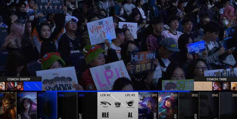 昨日韩华出战中国战队时,不少中国粉丝举牌力挺韩华,帮忙加油,支持喜爱战队的心完全不受制裁影响。(取自英雄联盟官方YouTube) 昨日韩华出战中国战队时,不少中国粉丝举牌力挺韩华,帮忙加油,支持喜爱战队的心完全不受制裁影响。(取自英雄联盟官方YouTube)