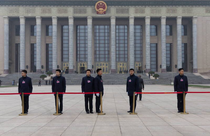 中国全国人大常委会今天发布公报,中共解放军将领王春宁、张林、高大光、汪志斌等4人,是因「涉嫌严重违纪违法」而被罢免人大代表职务。图为全国人大三次会议闭幕式的画面。(欧新社) 中国全国人大常委会今天发布公报,中共解放军将领王春宁、张林、高大光、汪志斌等4人,是因「涉嫌严重违纪违法」而被罢免人大代表职务。图为全国人大三次会议闭幕式的画面。(欧新社)