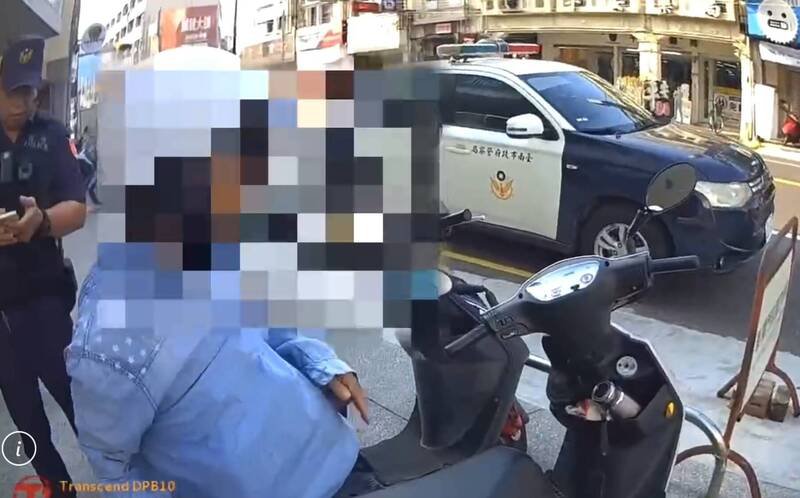麻豆2警发挥缠功、唠叨,跟到妇人骑车离开,打消领钱。(警方提供) 麻豆2警发挥缠功、唠叨,跟到妇人骑车离开,打消领钱。(警方提供)