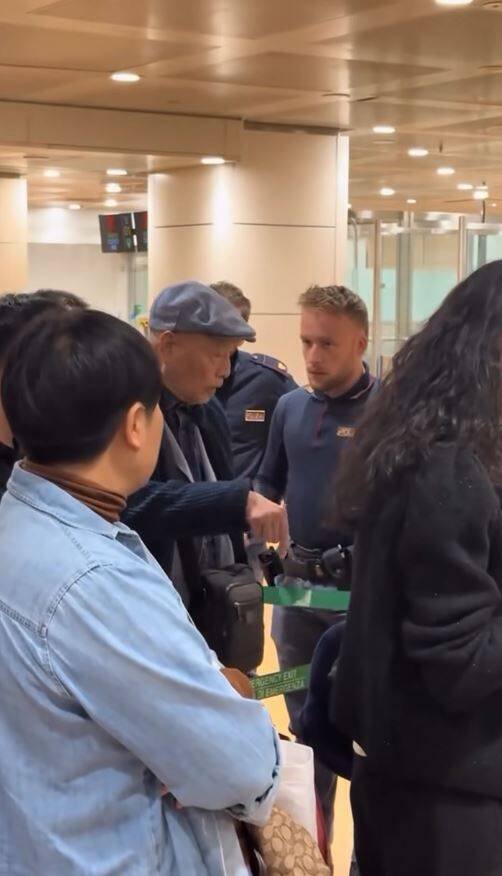 一段中国阿公在义大利机场入境时，大声咆哮的影片，近日在网路上流传。（取自脸书）