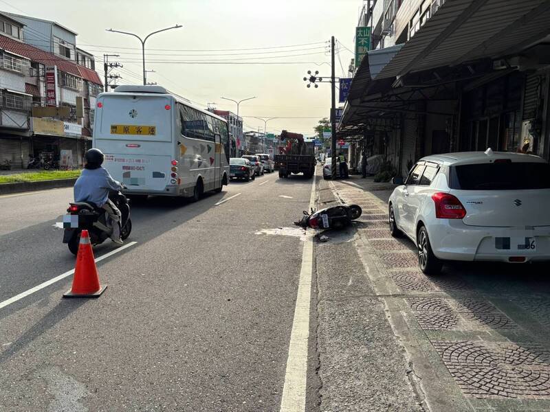 张女骑机车遭大货车碰撞死亡。(警方提供) 张女骑机车遭大货车碰撞死亡。(警方提供)