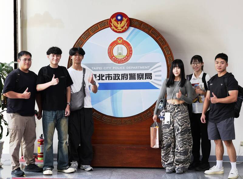 不少警察单位纷纷在社群上张贴贴文,秀出这些警界新鲜人报到、选填单位的过程。(取自「NPA 署长室」) 不少警察单位纷纷在社群上张贴贴文,秀出这些警界新鲜人报到、选填单位的过程。(取自「NPA 署长室」)