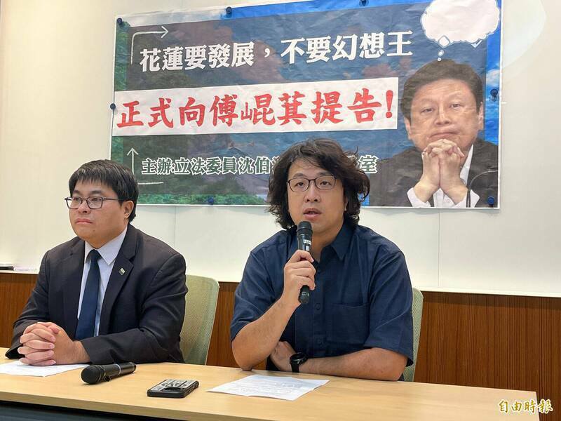 立委沈伯洋委托律师黄帝颖、陈敬人出庭,国民党团总召傅崐萁则由立法院法制局前局长陈清云为诉讼代理人。(资料照) 立委沈伯洋委托律师黄帝颖、陈敬人出庭,国民党团总召傅崐萁则由立法院法制局前局长陈清云为诉讼代理人。(资料照)