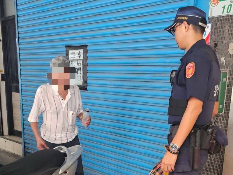 警方助失智迷途的老翁返家。(记者刘庆侯翻摄) 警方助失智迷途的老翁返家。(记者刘庆侯翻摄)