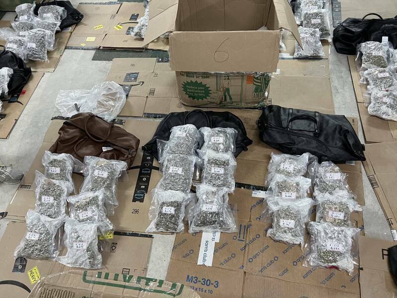 警方发现犯嫌利用Coach包夹藏毒品走私来台。(记者王冠仁翻摄) 警方发现犯嫌利用Coach包夹藏毒品走私来台。(记者王冠仁翻摄)