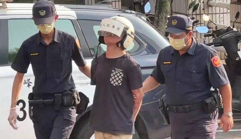林姓男子(中)持刀刺伤施姓男子、陈姓妇人,检察官认定触犯伤害、杀人未遂罪嫌,昨晚向法院声请羁押。(记者陈建志翻摄) 林姓男子(中)持刀刺伤施姓男子、陈姓妇人,检察官认定触犯伤害、杀人未遂罪嫌,昨晚向法院声请羁押。(记者陈建志翻摄)