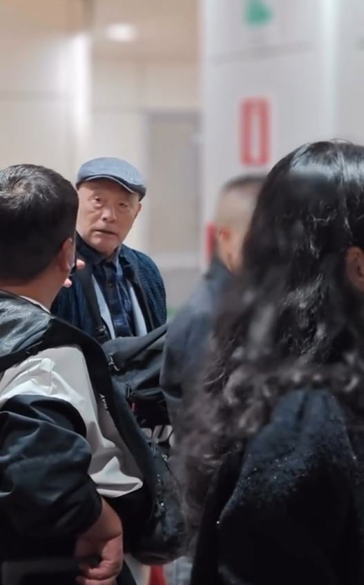 中国老人大闹意国机场，背后原因曝光