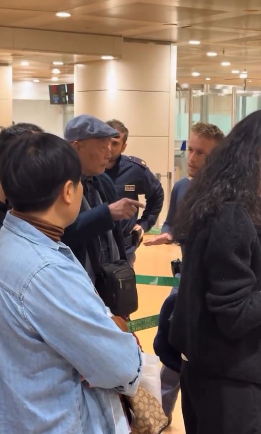 中国老人大闹意国机场，背后原因曝光