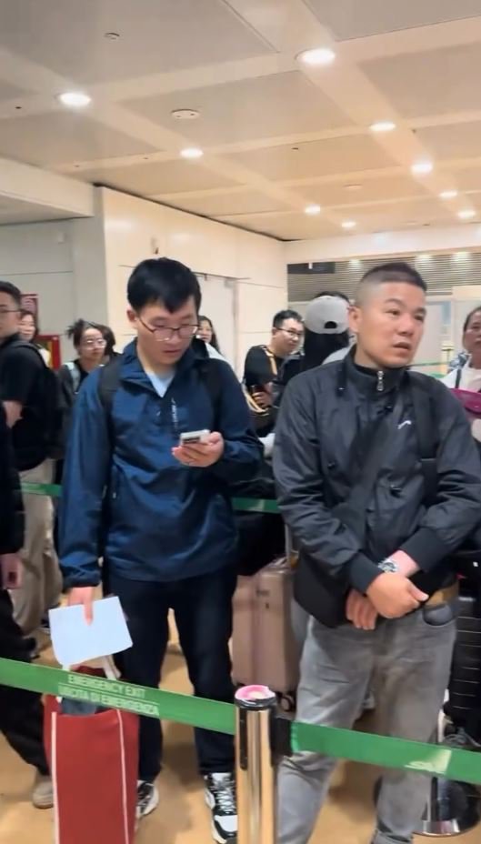 中国老人大闹意国机场，背后原因曝光