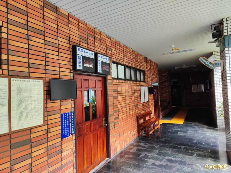社区李姓住户四处摆放告示看板,涉嫌辱骂主委,被高雄高分院判决无罪。(记者鲍建信摄) 社区李姓住户四处摆放告示看板,涉嫌辱骂主委,被高雄高分院判决无罪。(记者鲍建信摄)