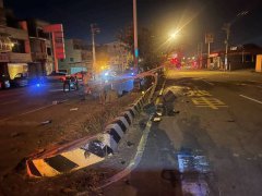 红绿灯断、引擎喷飞！台1线休旅车冲对向撞车 驾驶称「太累了」
