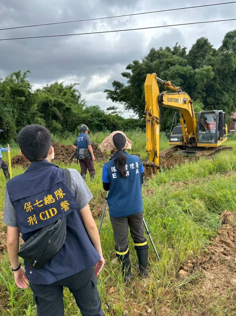 徐姓主嫌为首的弃土集团，涉嫌在桃园市龙潭、桃园及大园区等3处山坡地及农业用地，大量倾倒回填营建废弃物及废土。（记者郑景议翻摄）