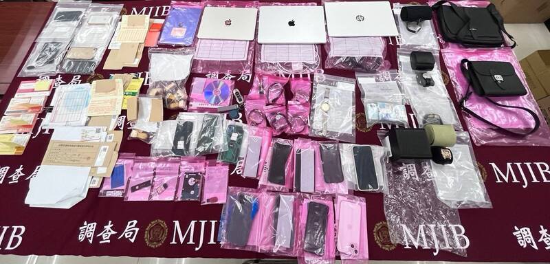 检方查扣爱马仕名牌包及名表共价值8600余万元。(记者蔡清华翻摄) 检方查扣爱马仕名牌包及名表共价值8600余万元。(记者蔡清华翻摄)
