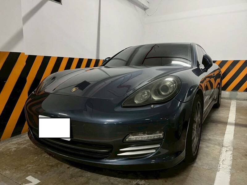 检方搜索查扣洗钱集团跑车。(记者蔡清华翻摄) 检方搜索查扣洗钱集团跑车。(记者蔡清华翻摄)