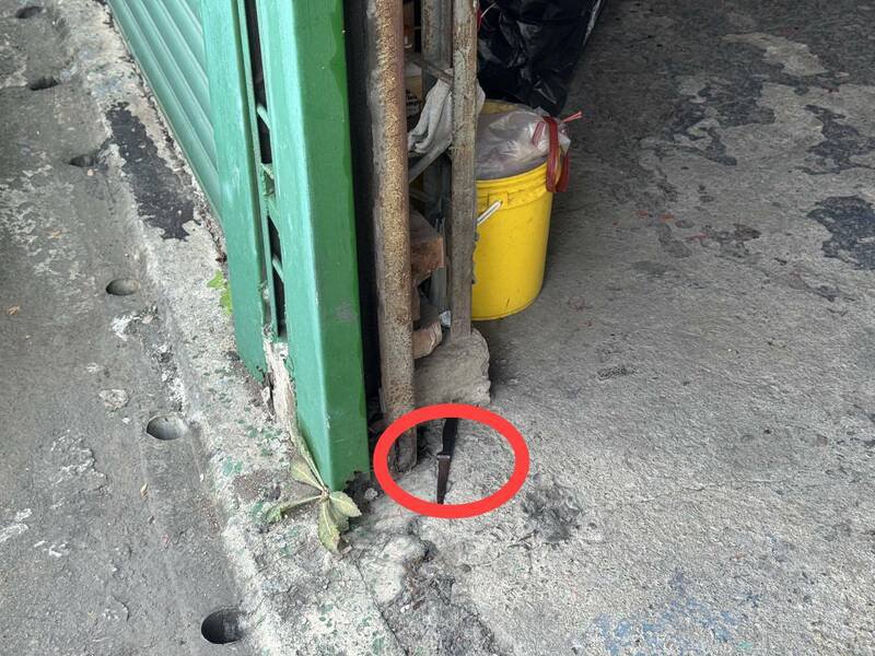 台中林姓男子昨天持刀砍伤2名邻居送办,行凶水果刀还留在现场,没想到2年前就曾因嫌邻居太吵,同样持水果刀砍人。(记者陈建志翻摄) 台中林姓男子昨天持刀砍伤2名邻居送办,行凶水果刀还留在现场,没想到2年前就曾因嫌邻居太吵,同样持水果刀砍人。(记者陈建志翻摄)
