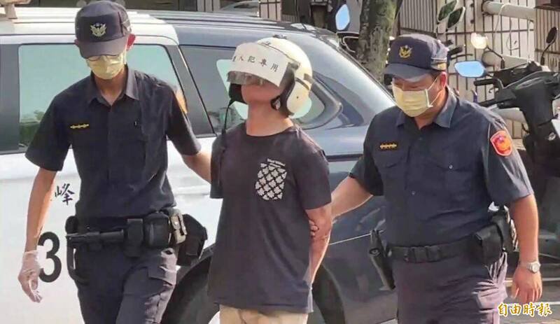 台中林姓男子昨天持刀砍伤2名邻居送办。(记者陈建志摄) 台中林姓男子昨天持刀砍伤2名邻居送办。(记者陈建志摄)