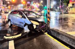 北市74岁阿公清晨刚睡醒开车！疑精神不济失控「撞分隔岛」吓醒自己