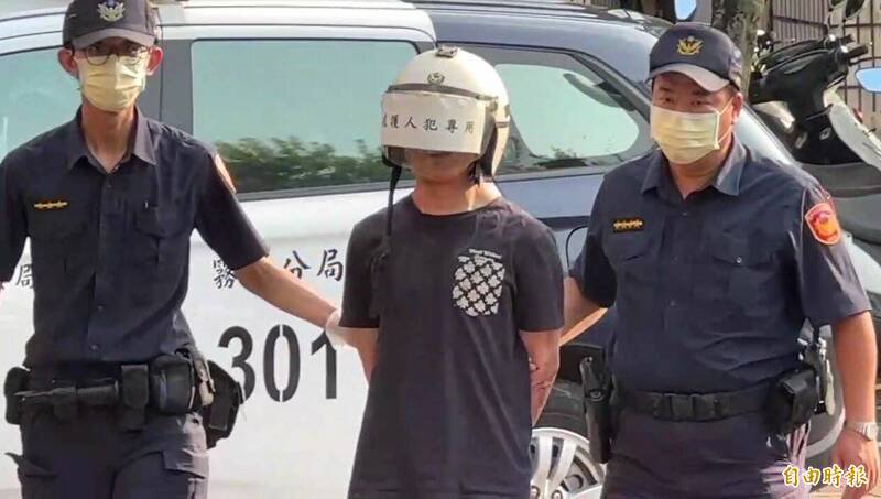台中市林姓男子(中)昨天砍伤两人,检察官因认为有逃亡,以及反复实行伤害、杀人犯罪之虞,向法院声请羁押获准。(记者陈建志摄) 台中市林姓男子(中)昨天砍伤两人,检察官因认为有逃亡,以及反复实行伤害、杀人犯罪之虞,向法院声请羁押获准。(记者陈建志摄)