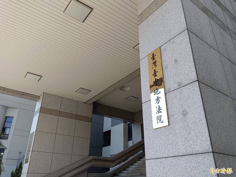 两名曾姓男子,今年6月在国道1号台中路段飙速竞驶达207公里,台中地院法官依妨害公众往来安全罪,分别判处6月和5月徒刑。(记者陈建志摄) 两名曾姓男子,今年6月在国道1号台中路段飙速竞驶达207公里,台中地院法官依妨害公众往来安全罪,分别判处6月和5月徒刑。(记者陈建志摄)