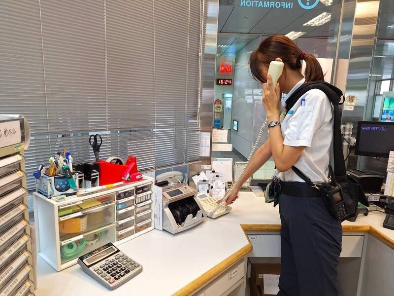 值班站长通报相关车站,跨站协寻遗失物。(中捷公司提供) 值班站长通报相关车站,跨站协寻遗失物。(中捷公司提供)