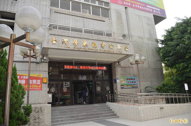 树林警分局警备队刘姓员警涉嫌与诈骗集团勾结,屏检讯后认为他涉案情节重大,向屏东地方法院声请羁押禁见获准。(记者李立法摄) 树林警分局警备队刘姓员警涉嫌与诈骗集团勾结,屏检讯后认为他涉案情节重大,向屏东地方法院声请羁押禁见获准。(记者李立法摄)