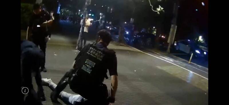 警方据报发生街头斗殴亮刀事件,派员到场压制亮刀的张男等人。(记者邱俊福翻摄) 警方据报发生街头斗殴亮刀事件,派员到场压制亮刀的张男等人。(记者邱俊福翻摄)