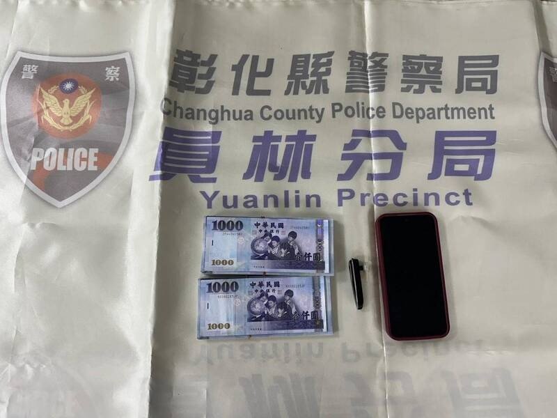 员警在女车手身上查扣现金。(警方提供) 员警在女车手身上查扣现金。(警方提供)
