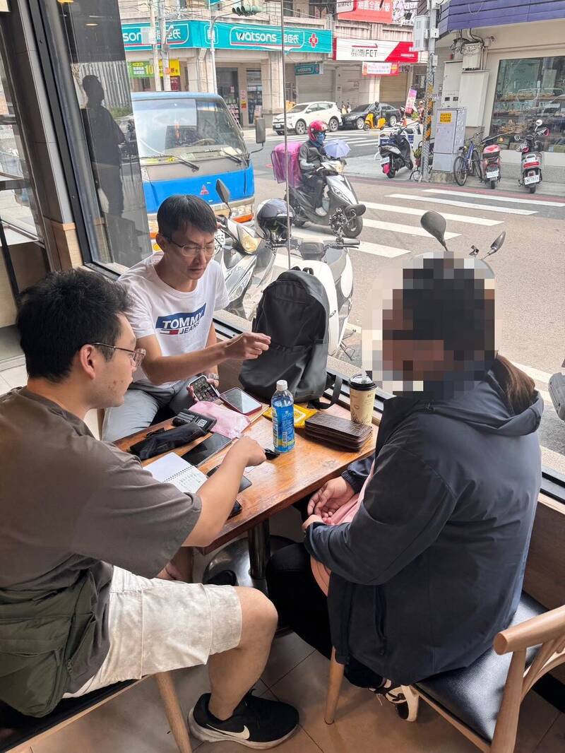 员警见女车手现身,将她逮捕。(警方提供) 员警见女车手现身,将她逮捕。(警方提供)