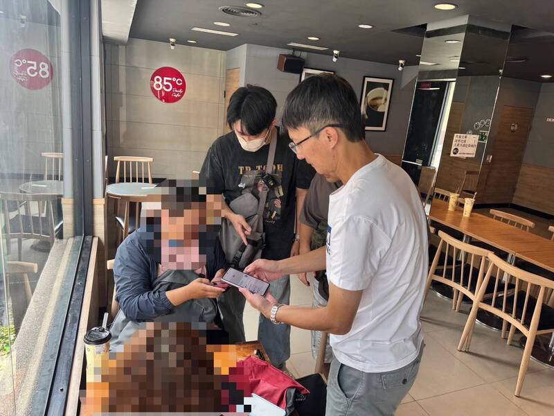 员警见女车手现身,将她逮捕。(警方提供) 员警见女车手现身,将她逮捕。(警方提供)