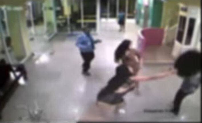 变性女子召集2名同伙殴打印度籍游客与其友人。(图撷取自脸书) 变性女子召集2名同伙殴打印度籍游客与其友人。(图撷取自脸书)