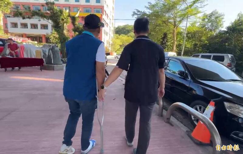 何沛绅花莲救灾右脚骨裂,仍坚守救灾工作。(记者卢贤秀摄) 何沛绅花莲救灾右脚骨裂,仍坚守救灾工作。(记者卢贤秀摄)