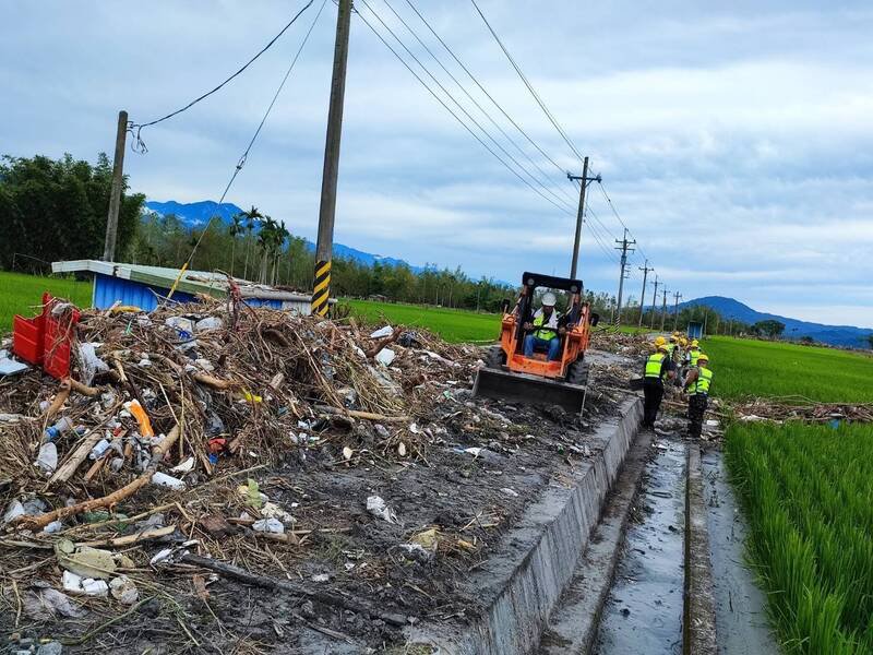 基隆市救灾人员协助花莲光复灾区抢通道路。(基隆市政府提供) 基隆市救灾人员协助花莲光复灾区抢通道路。(基隆市政府提供)