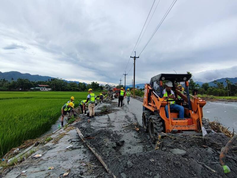 基隆市救灾人员协助花莲光复灾区抢通道路。(基隆市政府提供) 基隆市救灾人员协助花莲光复灾区抢通道路。(基隆市政府提供)