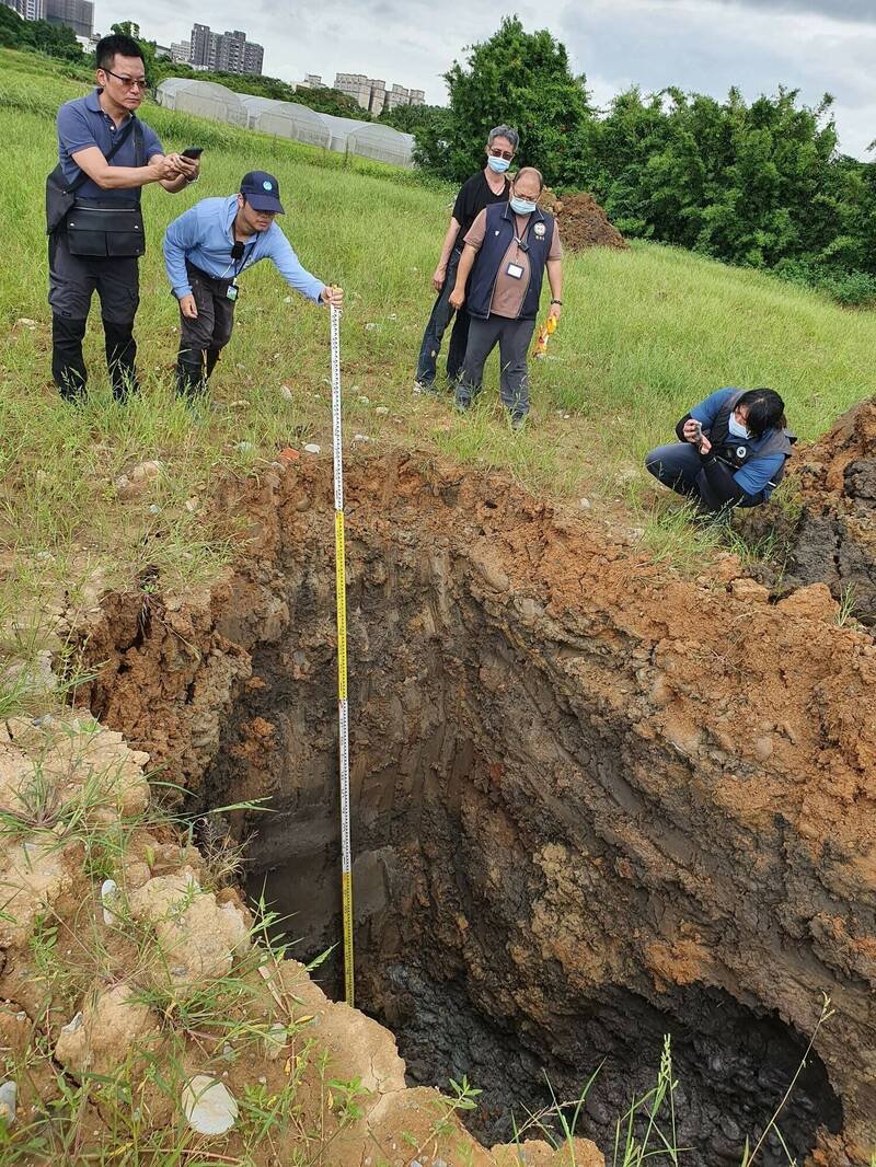 环检警联手查获徐姓主嫌为首的弃土集团,涉嫌于桃园市龙潭区、桃园区与大园区等3处山坡地及农地,大量倾倒营建废弃物及废土。(图由环管署提供) 环检警联手查获徐姓主嫌为首的弃土集团,涉嫌于桃园市龙潭区、桃园区与大园区等3处山坡地及农地,大量倾倒营建废弃物及废土。(图由环管署提供)