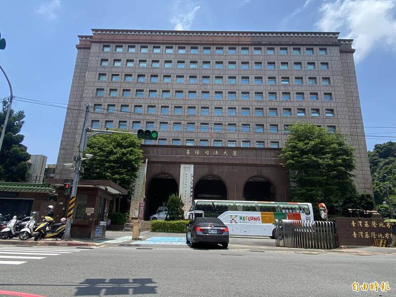 基隆市警四分局大武仑派出所2名警员今年4月逮获1名叶姓通缉犯,一时疏忽未上铐,让叶趁隙从派出所逃脱,再跳上黄姓女友的车落跑。基隆地院日前审结,依犯脱逃罪分别判处叶男、黄女3月与2月徒刑。(记者林嘉东摄) 基隆市警四分局大武仑派出所2名警员今年4月逮获1名叶姓通缉犯,一时疏忽未上铐,让叶趁隙从派出所逃脱,再跳上黄姓女友的车落跑。基隆地院日前审结,依犯脱逃罪分别判处叶男、黄女3月与2月徒刑。(记者林嘉东摄)