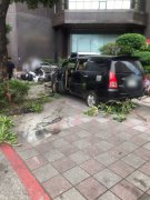 北市车祸！疑感冒头昏男驾车失控冲上人行道  行人号志救了女骑士