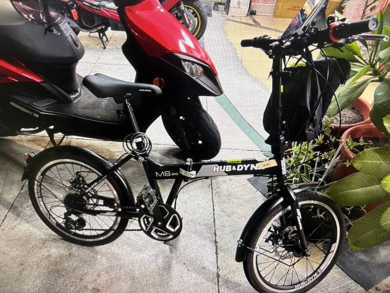 骑单车学生路口遭撞伤送医,肇事者仅查看后就离开。(读者提供) 骑单车学生路口遭撞伤送医,肇事者仅查看后就离开。(读者提供)