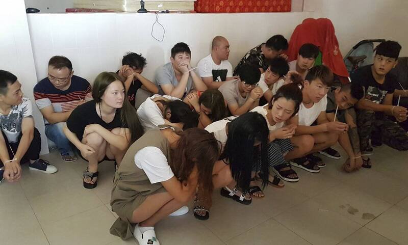 柬埔寨境内针对外国人的诈骗与拘禁事件频传,犯罪组织中不乏中国籍成员。图为此前被柬埔寨警方逮捕的诈骗嫌犯,非新闻当事人。(美联社资料照) 柬埔寨境内针对外国人的诈骗与拘禁事件频传,犯罪组织中不乏中国籍成员。图为此前被柬埔寨警方逮捕的诈骗嫌犯,非新闻当事人。(美联社资料照)