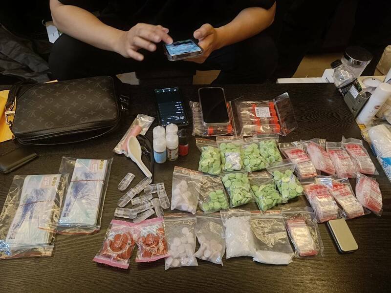 台中市警方破获以「全联」、「McDonald」当群组暱称的贩毒集团,起出依托咪酯烟弹、恺他命等毒品和现金。(记者陈建志翻摄) 台中市警方破获以「全联」、「McDonald」当群组暱称的贩毒集团,起出依托咪酯烟弹、恺他命等毒品和现金。(记者陈建志翻摄)